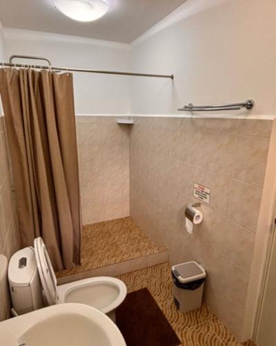 bayview_palms_hotel_master_bedroom_shower_room