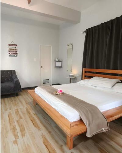 bayview_palms_hotel_room_3_living_space-3