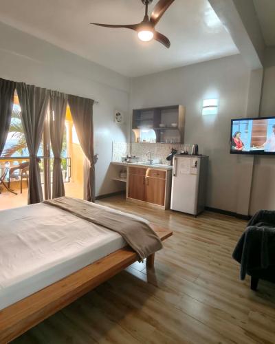 bayview_palms_hotel_room_3_living_space