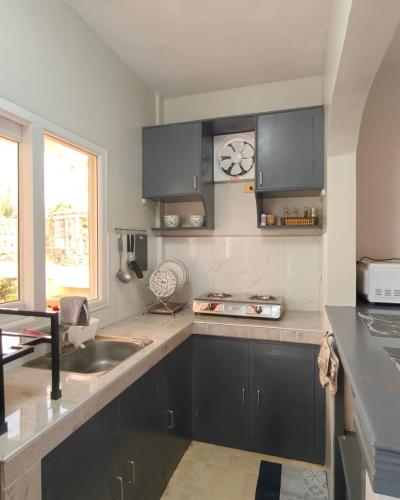 bayview_palms_hotel_room_4_kitchen