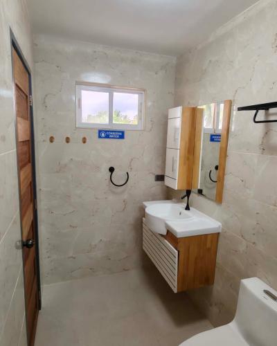 bayview_palms_hotel_room_5_restroom